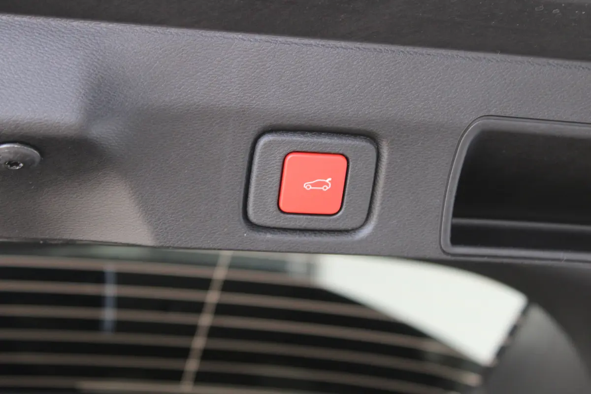 1.2 e-Hybrid First Edition 8 Jaar Garantie | Panoramadak | Elektrisch Verstelbare stoelen | Stoelverwarming en Verkoeling | Stuurwielverwarming | Adaptieve Cruise Control | Drive Assist | Pr