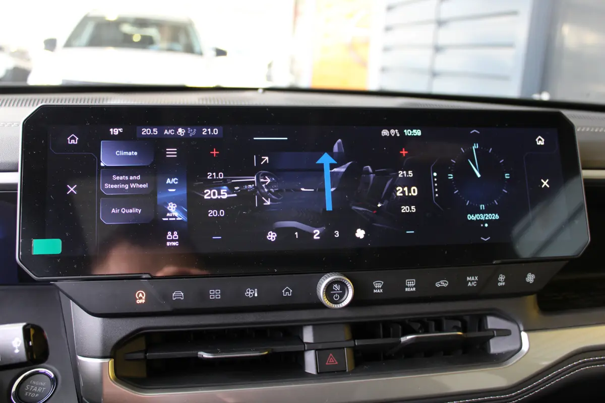 1.2 e-Hybrid First Edition 8 Jaar Garantie | Panoramadak | Elektrisch Verstelbare stoelen | Stoelverwarming en Verkoeling | Stuurwielverwarming | Adaptieve Cruise Control | Drive Assist | Pr