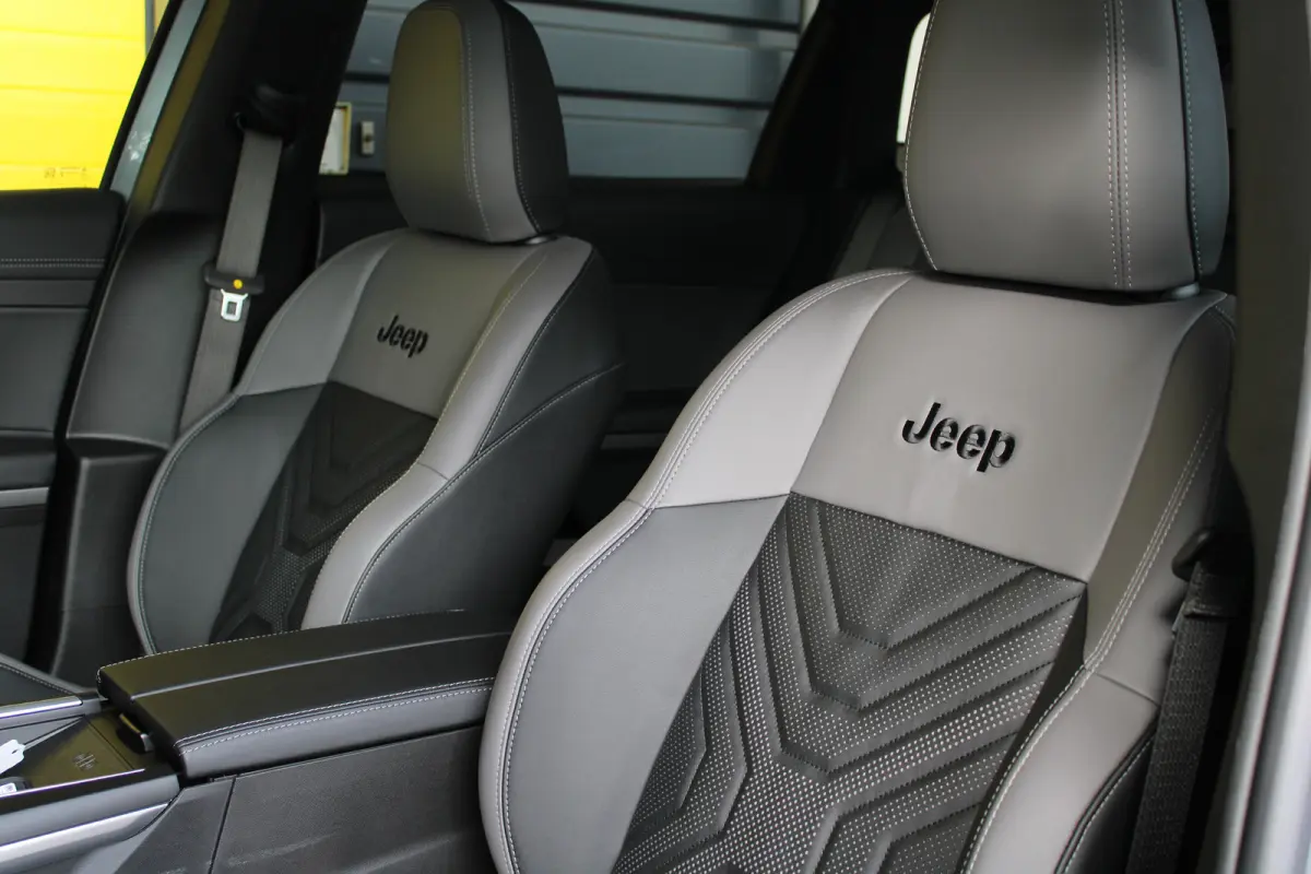 1.2 e-Hybrid First Edition 8 Jaar Garantie | Panoramadak | Elektrisch Verstelbare stoelen | Stoelverwarming en Verkoeling | Stuurwielverwarming | Adaptieve Cruise Control | Drive Assist | Pr