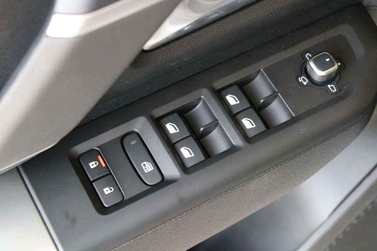 1.2 e-Hybrid First Edition 8 Jaar Garantie | Panoramadak | Elektrisch Verstelbare stoelen | Stoelverwarming en Verkoeling | Stuurwielverwarming | Adaptieve Cruise Control | Drive Assist | Pr