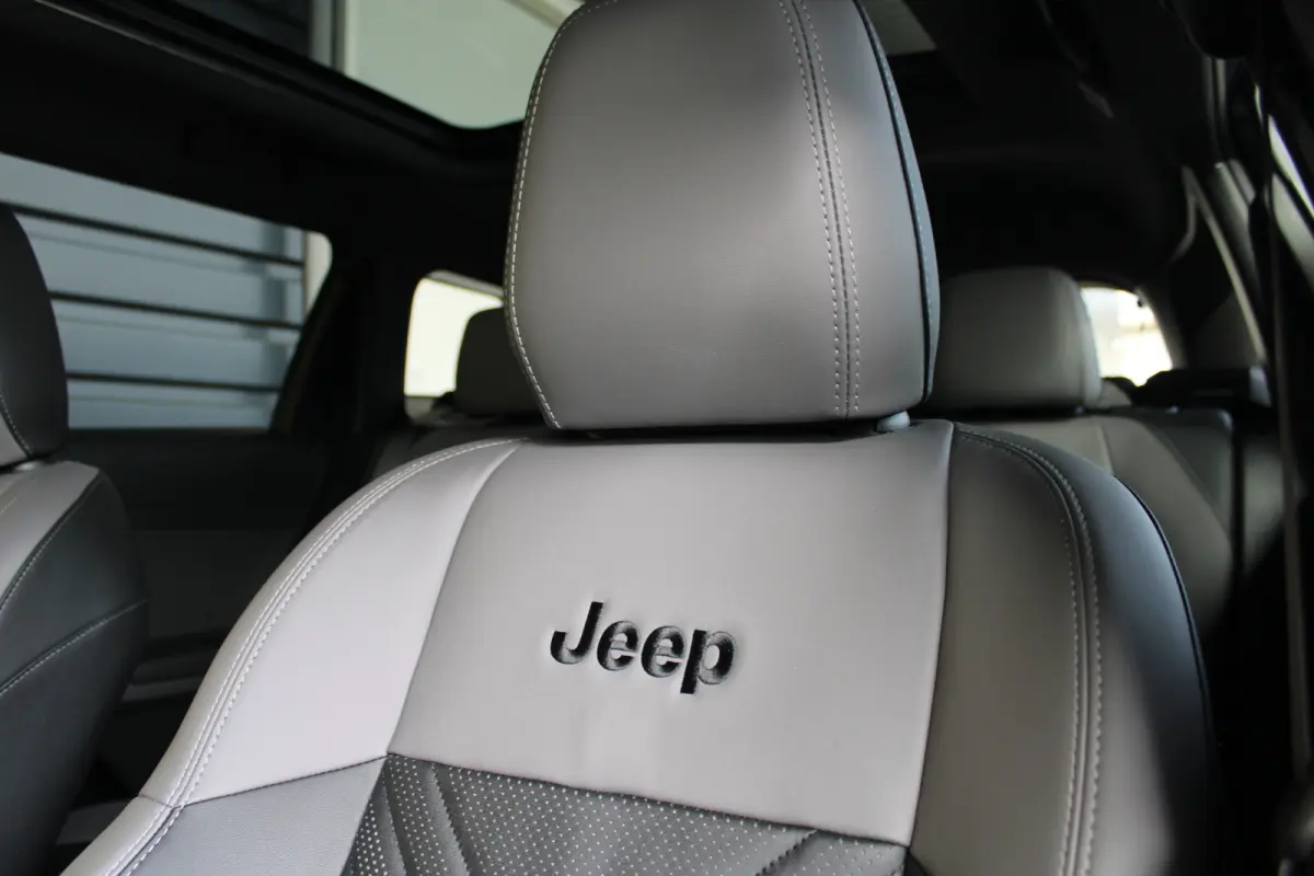 1.2 e-Hybrid First Edition 8 Jaar Garantie | Panoramadak | Elektrisch Verstelbare stoelen | Stoelverwarming en Verkoeling | Stuurwielverwarming | Adaptieve Cruise Control | Drive Assist | Pr