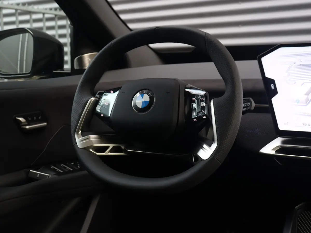 40 eDrive | M Sportpakket Pro | SOH 100% | Panodak | 3D Head-Up | Driving Assistant Plus | Trekhaak | Parking Assistant Plus | Harman Kardon | 21'' LMV