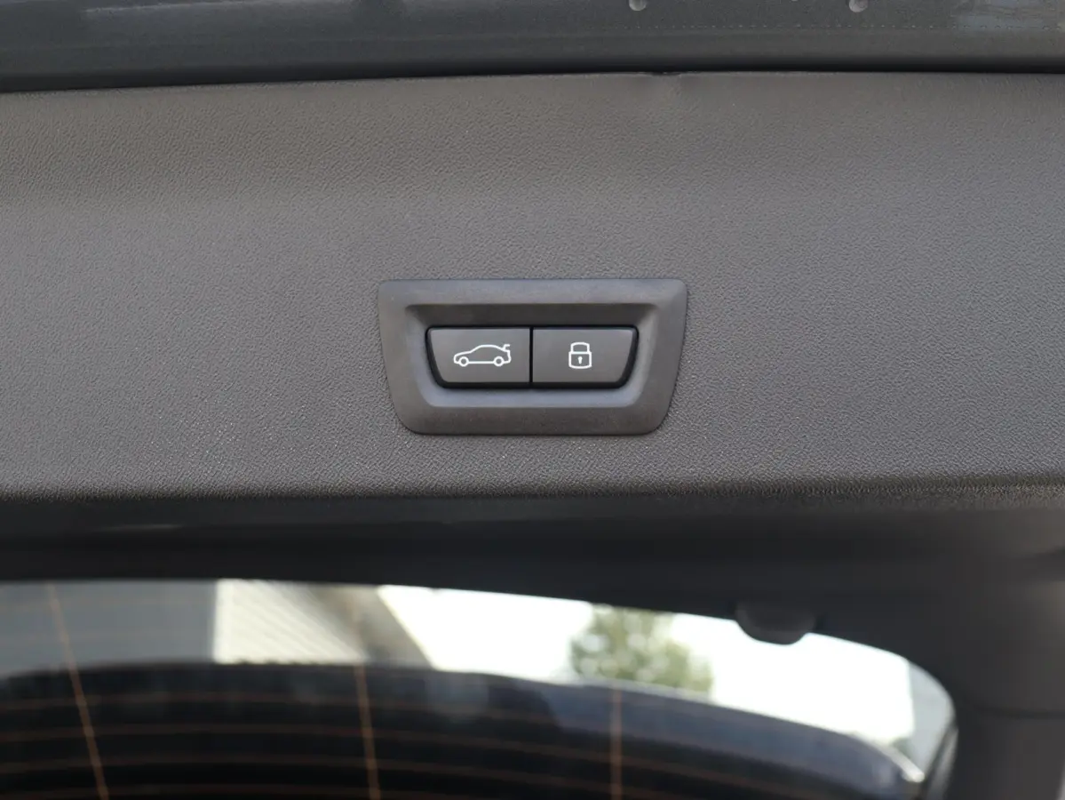 40 eDrive | M Sportpakket Pro | SOH 100% | Panodak | 3D Head-Up | Driving Assistant Plus | Trekhaak | Parking Assistant Plus | Harman Kardon | 21'' LMV