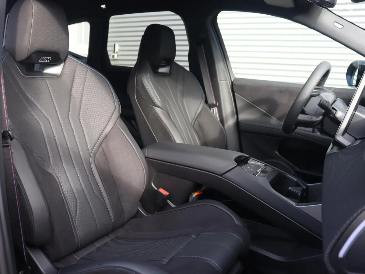 40 eDrive | M Sportpakket Pro | SOH 100% | Panodak | 3D Head-Up | Driving Assistant Plus | Trekhaak | Parking Assistant Plus | Harman Kardon | 21'' LMV