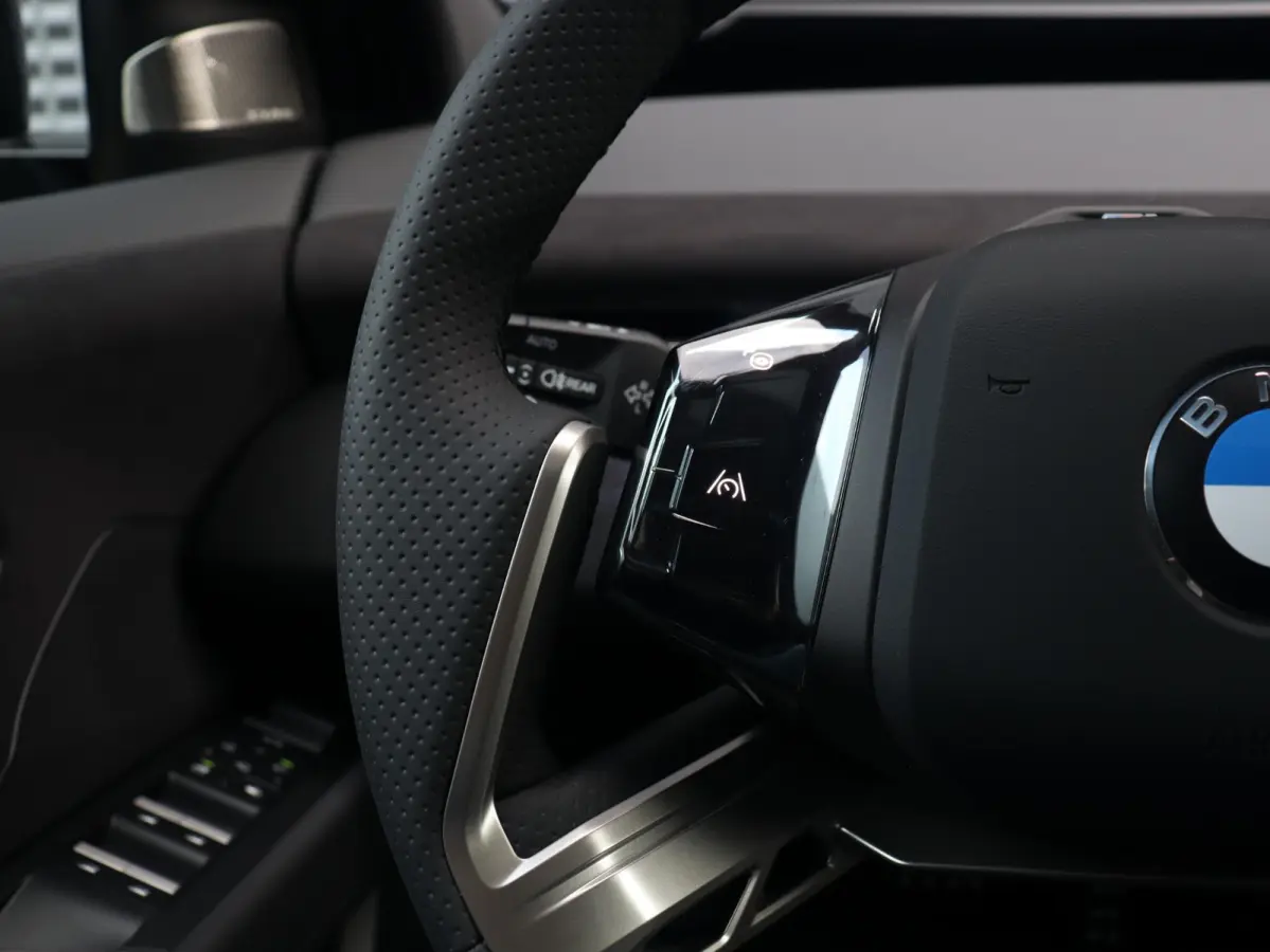 40 eDrive | M Sportpakket Pro | SOH 100% | Panodak | 3D Head-Up | Driving Assistant Plus | Trekhaak | Parking Assistant Plus | Harman Kardon | 21'' LMV