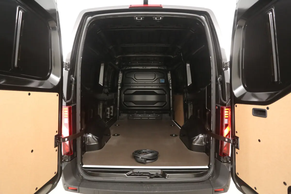 87 kWh Long Range L2H2 | NIEUW | Clima | Carplay | 2500kg Trekgew. | Trekhaak | Camera | 3 Zits | LED | Parkeersens.