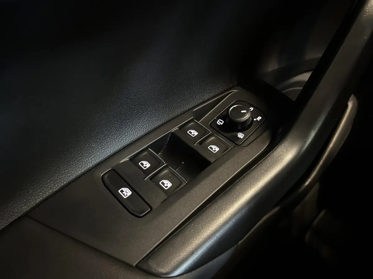1.0 TSI Automaat Goal Navigatie Apple Carplay/Android Auto Parkeersensoren Adaptive Cruise Control Stoelverwarming Matrix LED koplampen Climate Control Lichtmetalen velgen