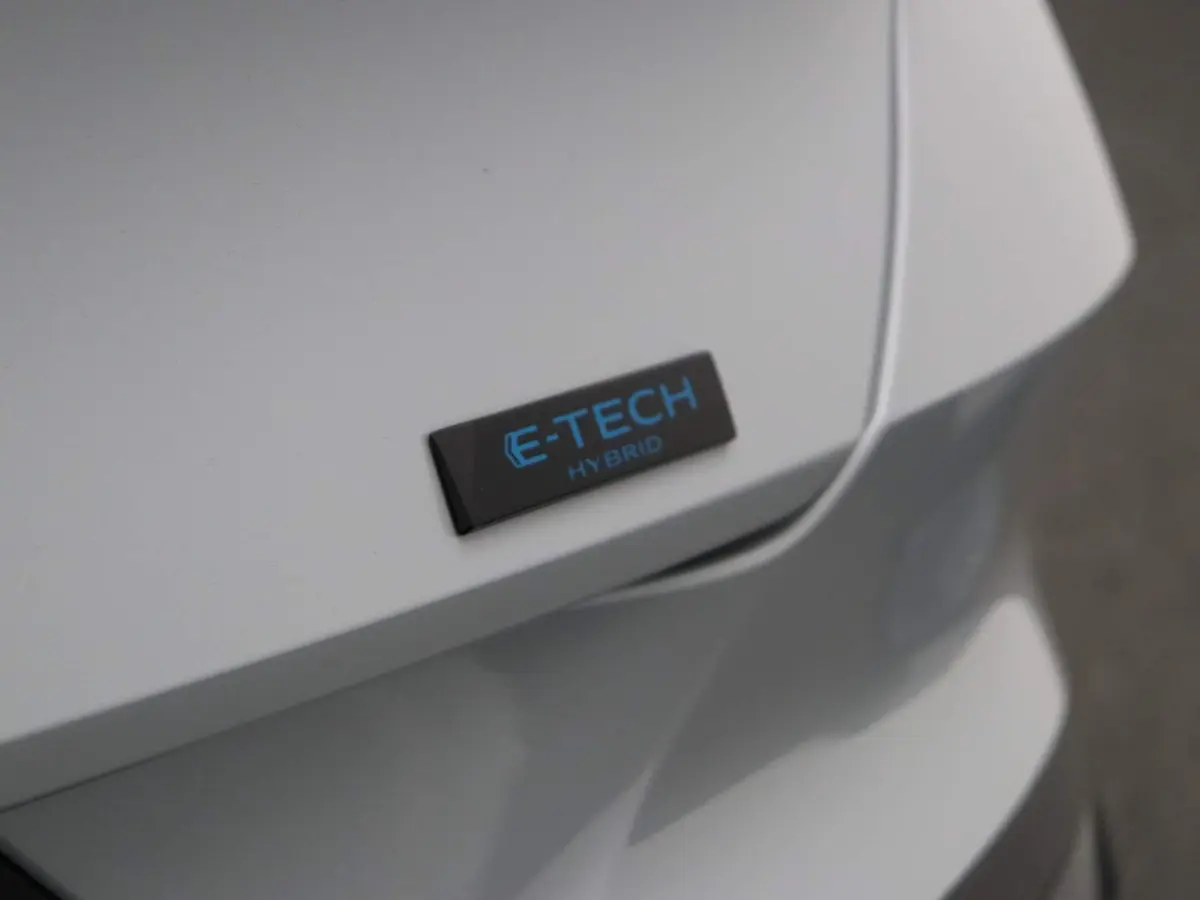 E-Tech full hybrid 160pk iconic | Vijf jaar garantie | Harman Kardon | Panoramisch vast glazen dak |