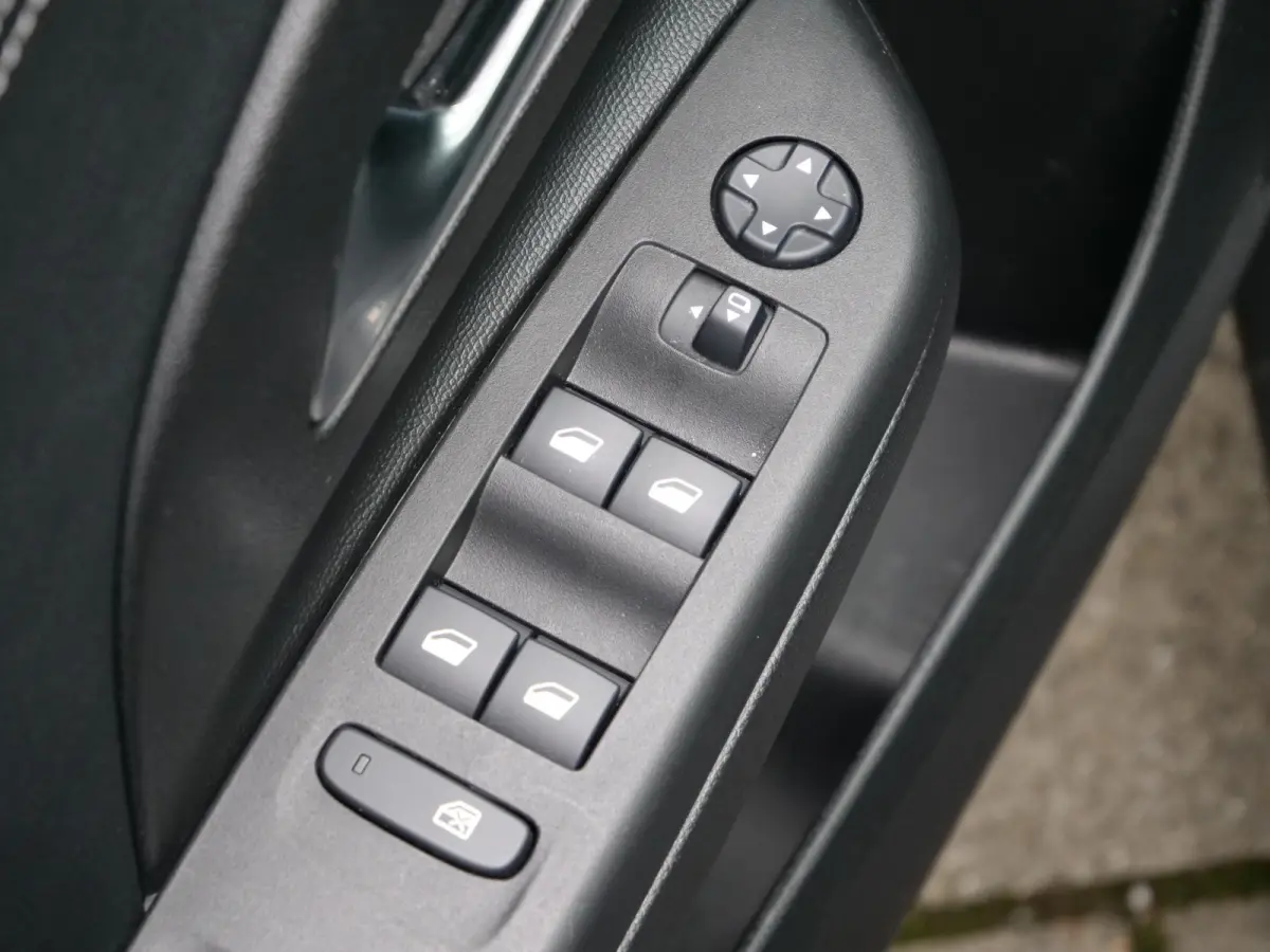 1.2 GS Line 131 Pk Automaat Navi / DAB / Leer / Pano-dak / Apple Carplay / Massage-stoel