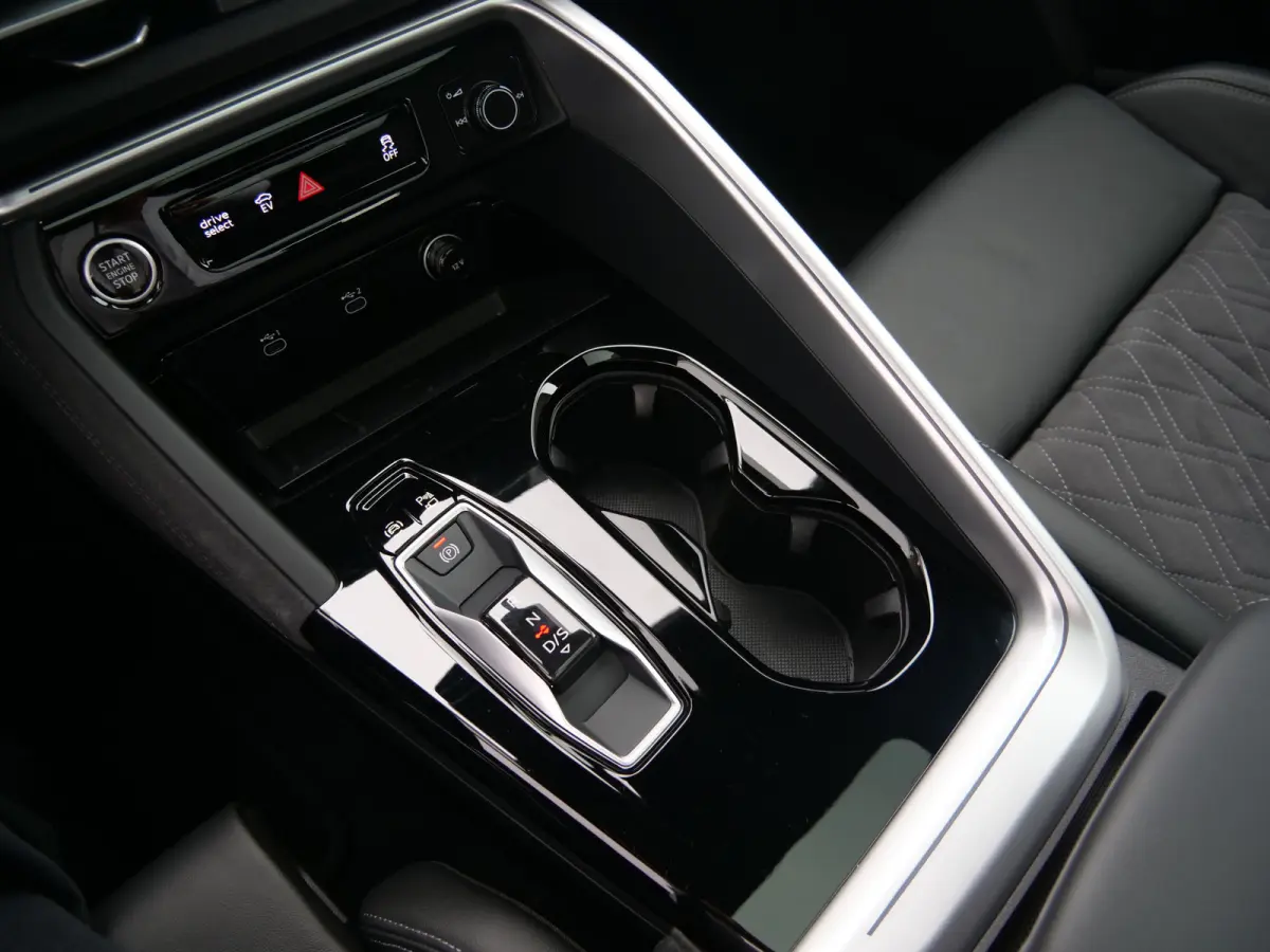 2.0 TFSI e-hybrid quattro S edition 299 Pk Automaat NIEUW MODEL Stoelverwarming / Pano-dak / Adaptive Cruise / Camera's