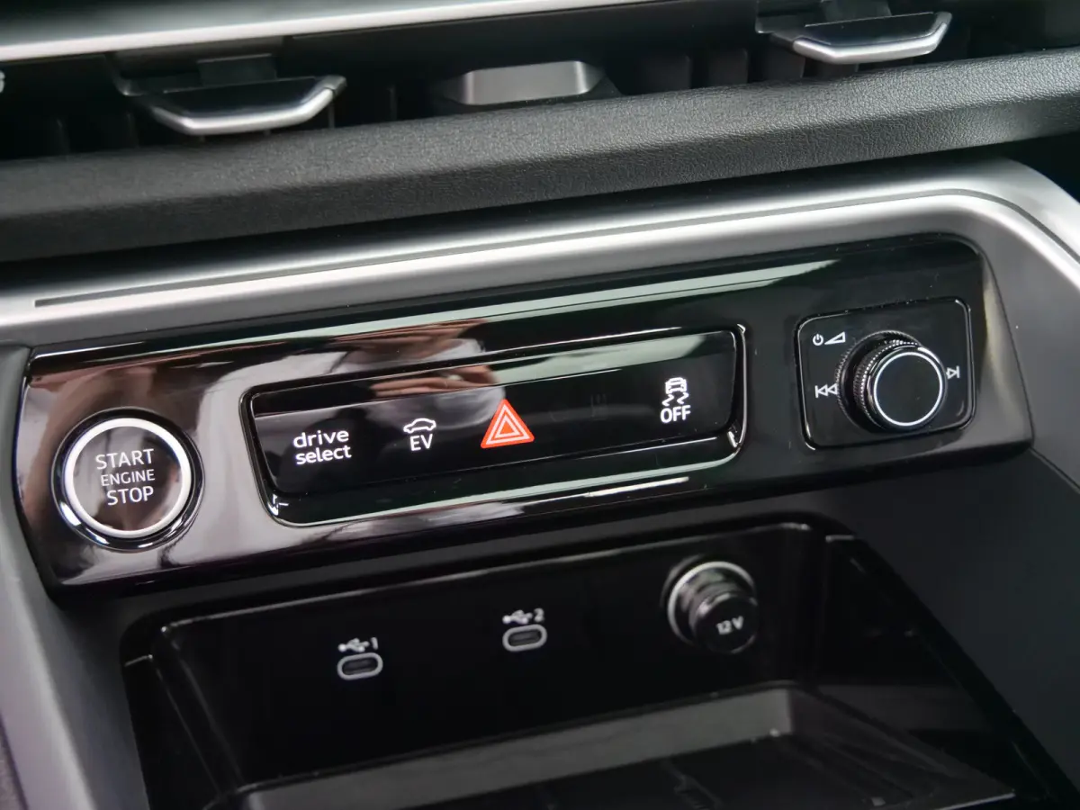 2.0 TFSI e-hybrid quattro S edition 299 Pk Automaat NIEUW MODEL Stoelverwarming / Pano-dak / Adaptive Cruise / Camera's
