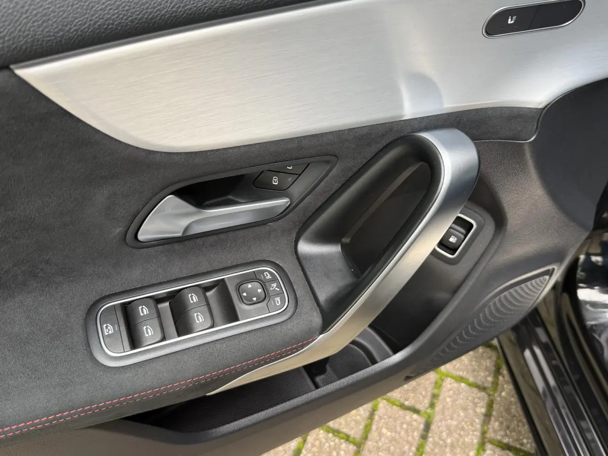 250 e Business Solution AMG Limited | Panoramadak | Sfeerverlichting | PDC + Camera | Climate control | Navigatie |