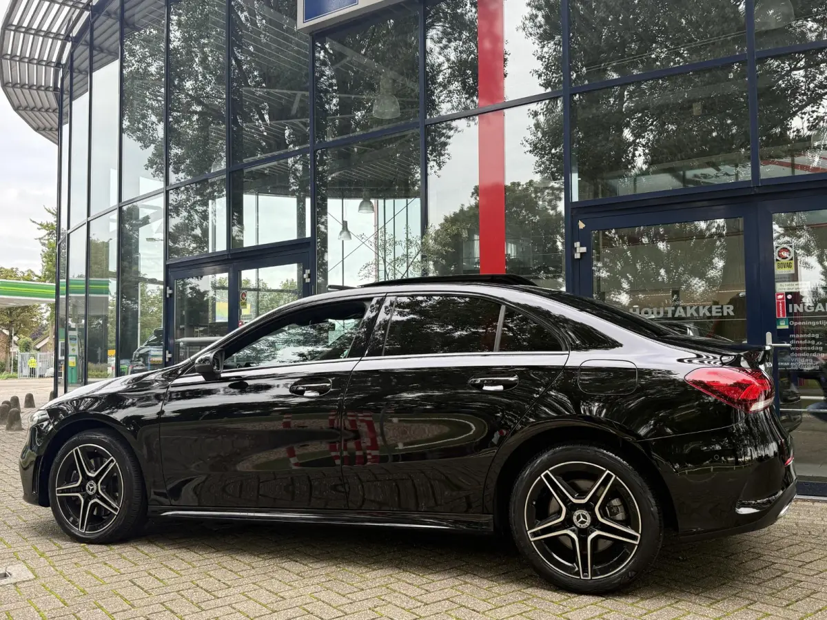 250 e Business Solution AMG Limited | Panoramadak | Sfeerverlichting | PDC + Camera | Climate control | Navigatie |