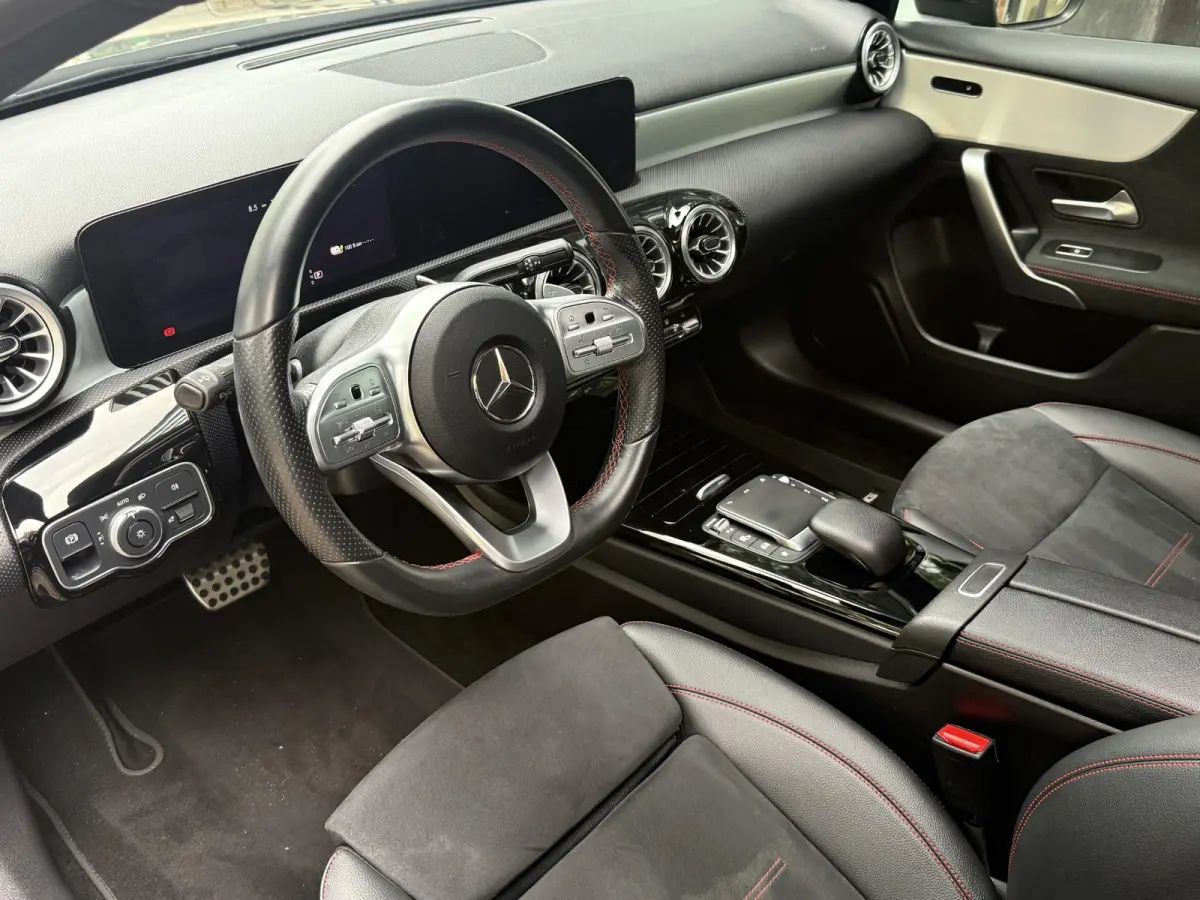 250 e Business Solution AMG Limited | Panoramadak | Sfeerverlichting | PDC + Camera | Climate control | Navigatie |
