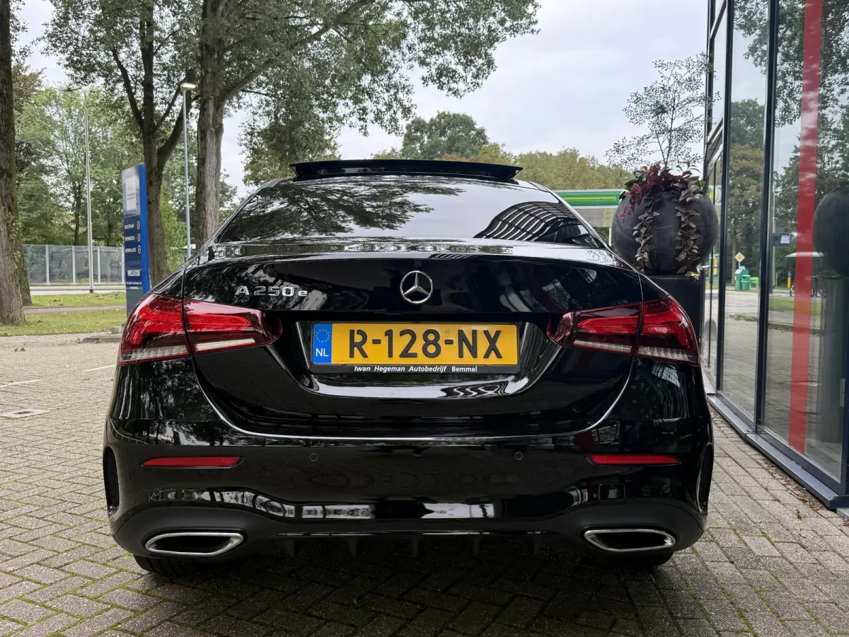 250 e Business Solution AMG Limited | Panoramadak | Sfeerverlichting | PDC + Camera | Climate control | Navigatie |