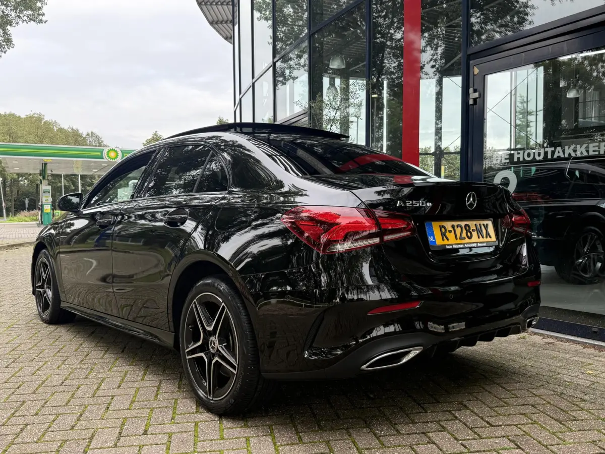 250 e Business Solution AMG Limited | Panoramadak | Sfeerverlichting | PDC + Camera | Climate control | Navigatie |