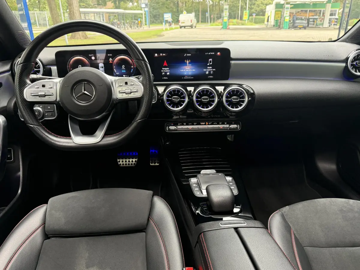 250 e Business Solution AMG Limited | Panoramadak | Sfeerverlichting | PDC + Camera | Climate control | Navigatie |