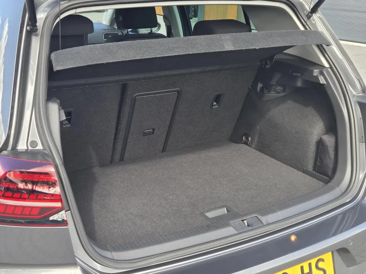| LED | Camera | ACC | Dode hoek | Stoelverwarming | SOH 92,7% | Warmtepomp | Virtual Cockpit