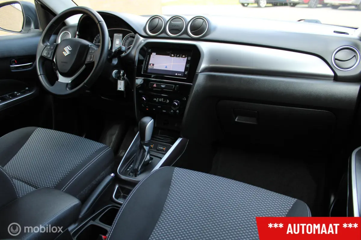 1.0 Boosterjet Select Automaat, Donker glas, Navigatie, App connect, Cruise, Clima, Pdc + Camera, Wit metallic