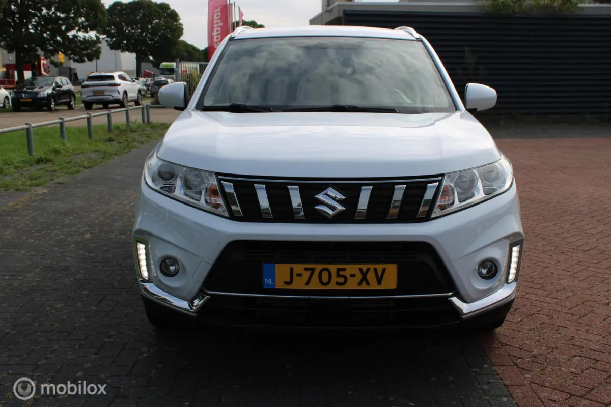 1.0 Boosterjet Select Automaat, Donker glas, Navigatie, App connect, Cruise, Clima, Pdc + Camera, Wit metallic