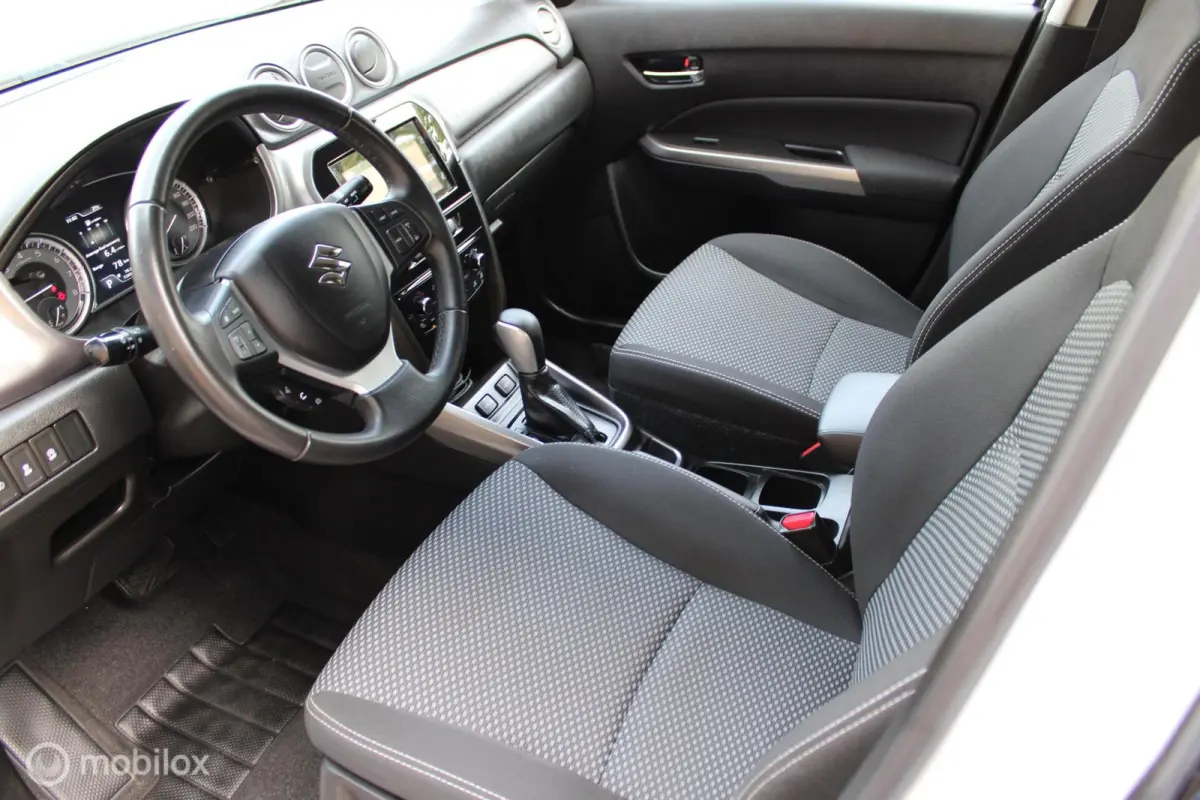 1.0 Boosterjet Select Automaat, Donker glas, Navigatie, App connect, Cruise, Clima, Pdc + Camera, Wit metallic