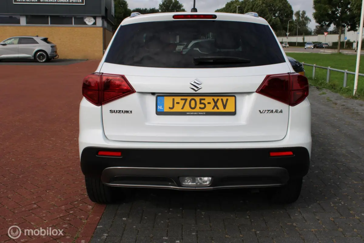 1.0 Boosterjet Select Automaat, Donker glas, Navigatie, App connect, Cruise, Clima, Pdc + Camera, Wit metallic