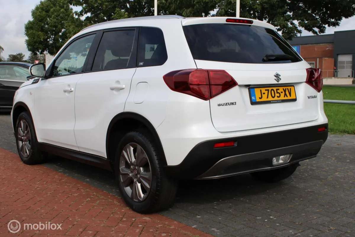 1.0 Boosterjet Select Automaat, Donker glas, Navigatie, App connect, Cruise, Clima, Pdc + Camera, Wit metallic