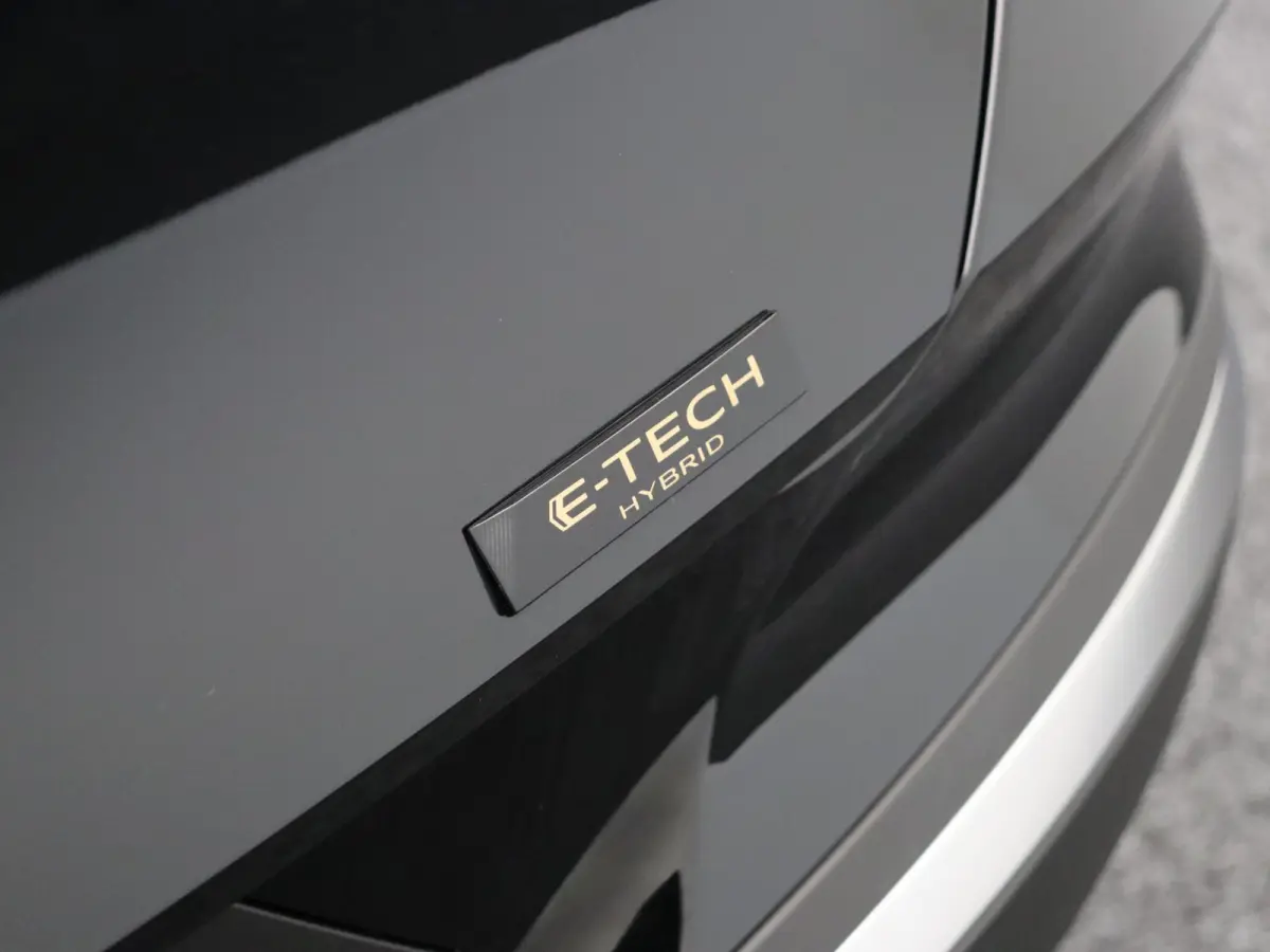 E-Tech full hybrid 160pk techno | Vijf jaar garantie | Stoel- en stuurwielverwarming | Elek. achterklep |