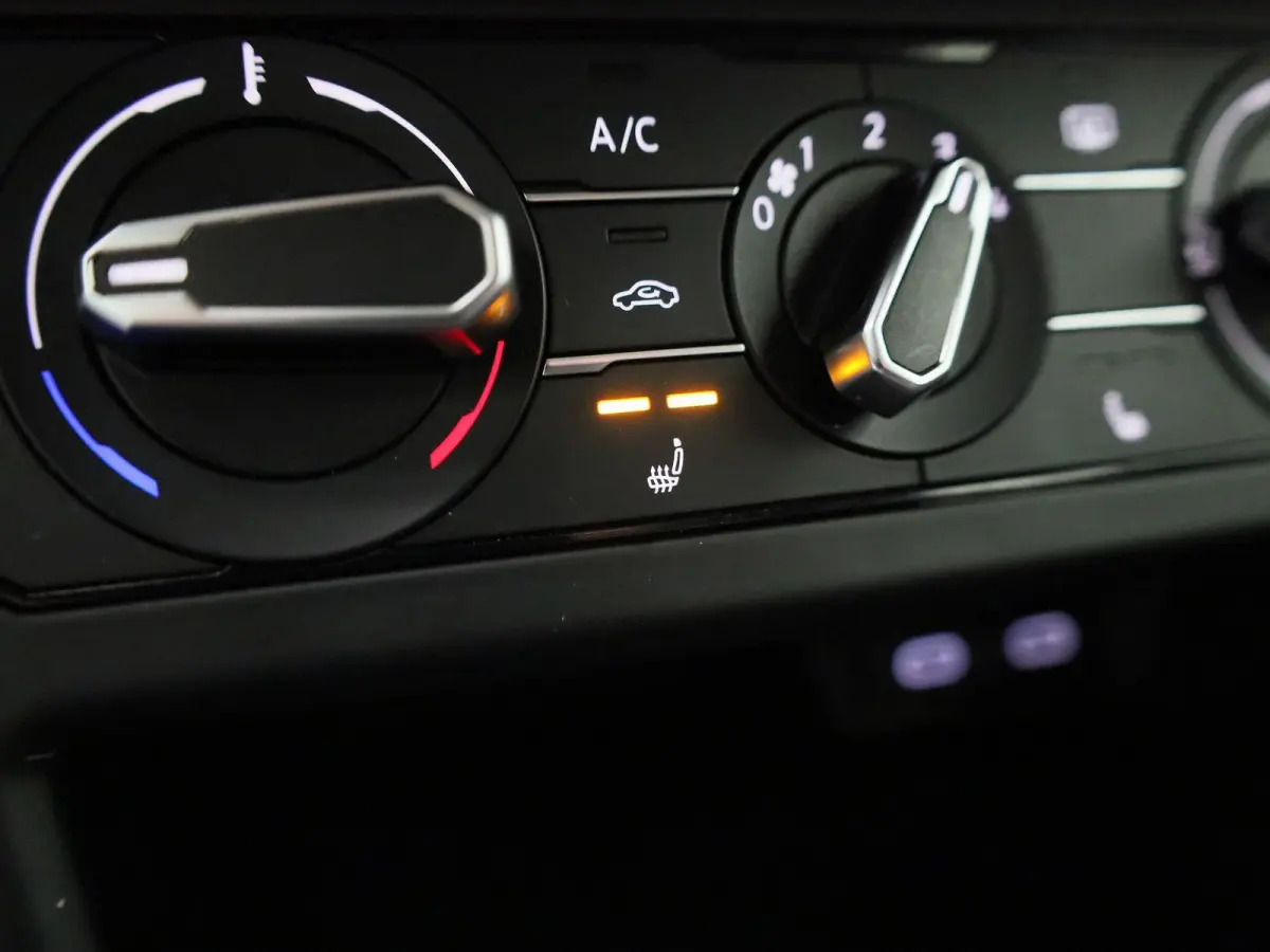 1.0 TSI Life 95 PK | Apple Carplay | Android Auto | Airco | Parkeersensoren | Stoelverwarming | 15'' LM velgen | Digitale Cockpit | App Connect |