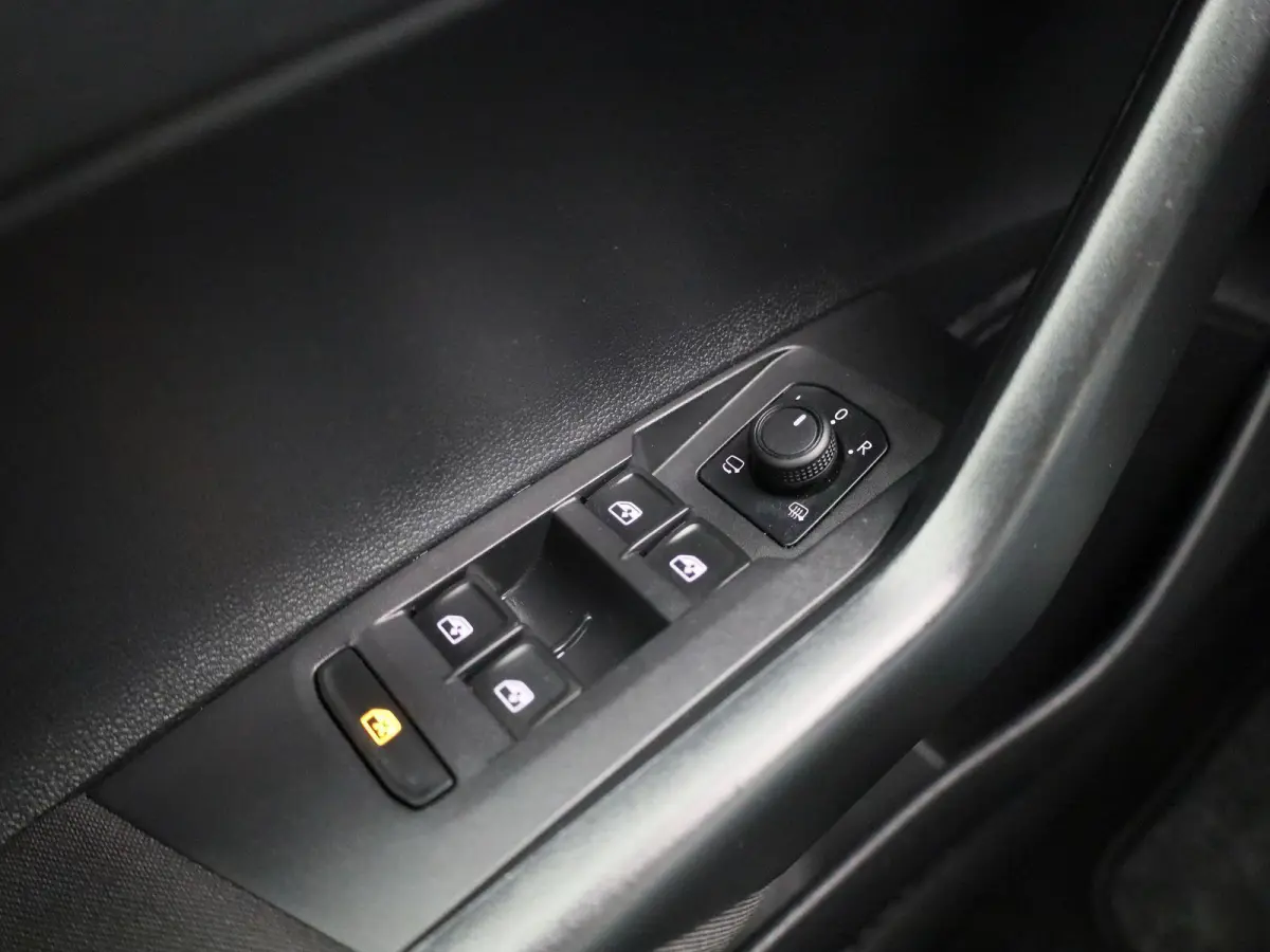 1.0 TSI Life 95 PK | Apple Carplay | Android Auto | Airco | Parkeersensoren | Stoelverwarming | 15'' LM velgen | Digitale Cockpit | App Connect |