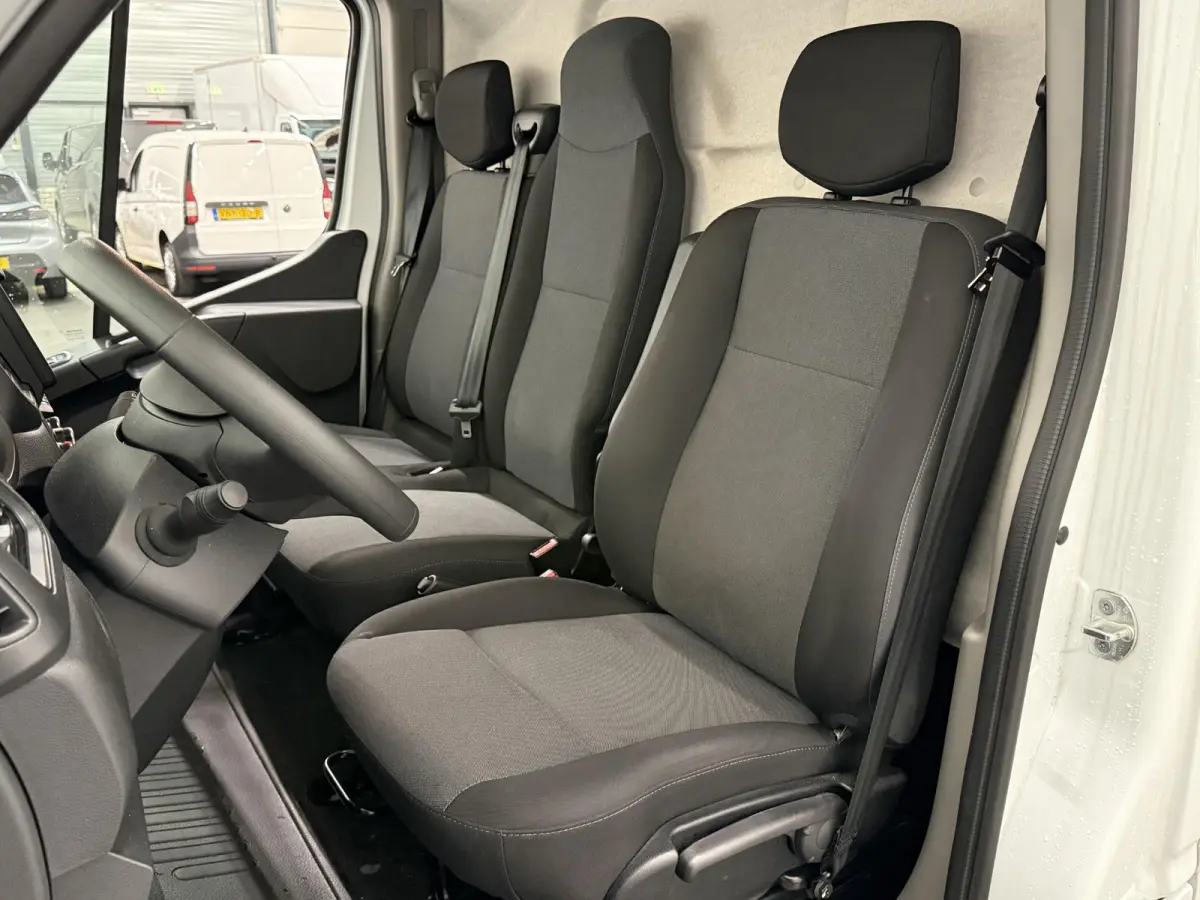 T33 2.3 dCi 135 L2H2 Airco Cruise control Parkeersensoren Navigatie Trekhaak
