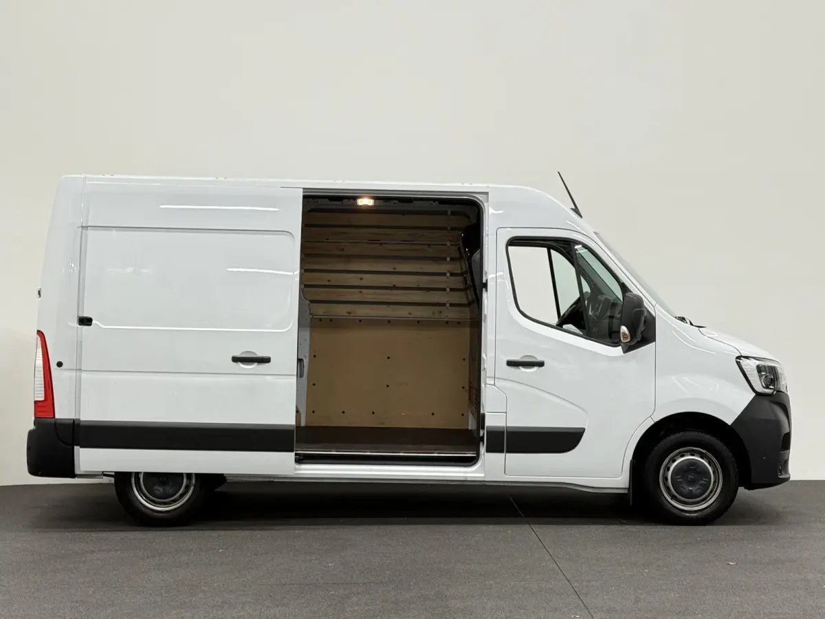 T33 2.3 dCi 135 L2H2 Airco Cruise control Parkeersensoren Navigatie Trekhaak