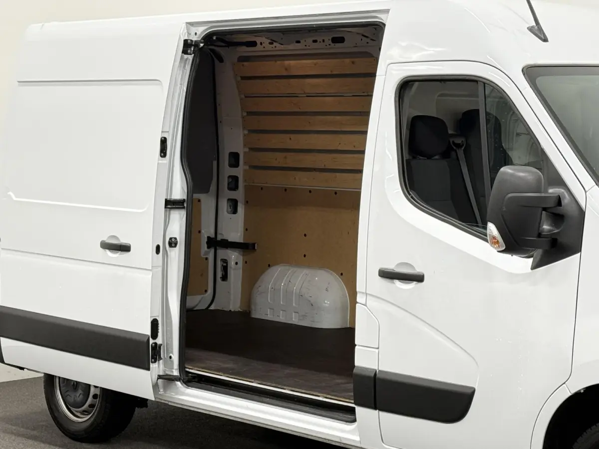 T33 2.3 dCi 135 L2H2 Airco Cruise control Parkeersensoren Navigatie Trekhaak