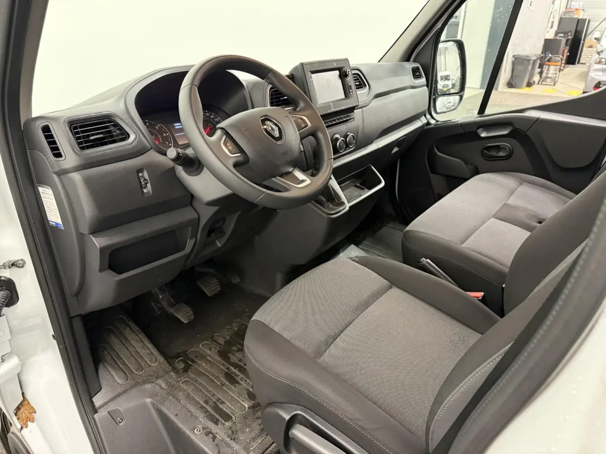 T33 2.3 dCi 135 L2H2 Airco Cruise control Parkeersensoren Navigatie Trekhaak