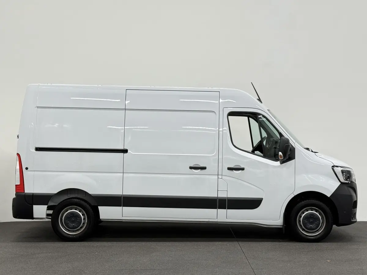 T33 2.3 dCi 135 L2H2 Airco Cruise control Parkeersensoren Navigatie Trekhaak