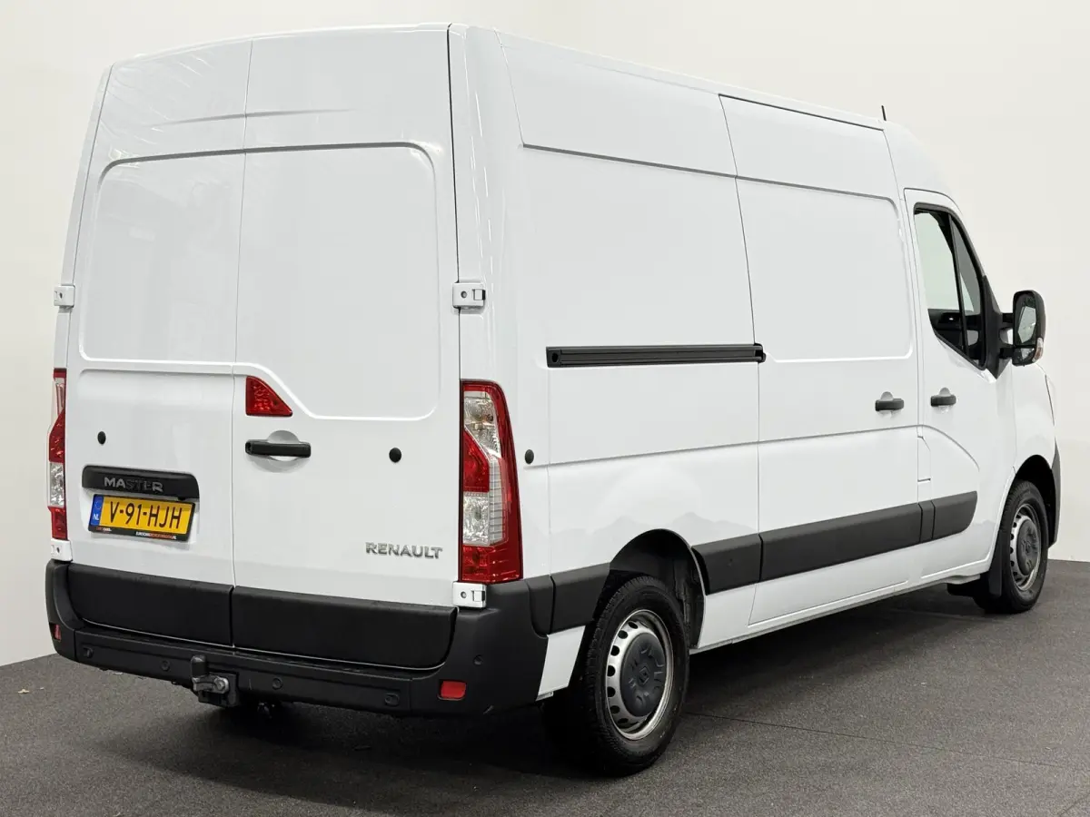 T33 2.3 dCi 135 L2H2 Airco Cruise control Parkeersensoren Navigatie Trekhaak