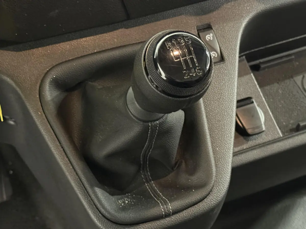T33 2.3 dCi 135 L2H2 Airco Cruise control Parkeersensoren Navigatie Trekhaak