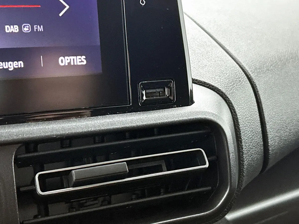 130pk L1 Automaat Apple Carplay Trekhaak Parkeersensoren Airco Cruise control 2-zits