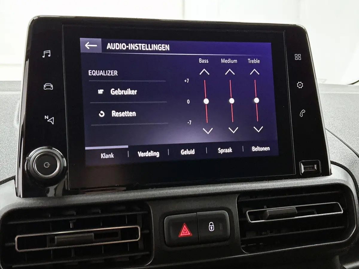 130pk L1 Automaat Apple Carplay Trekhaak Parkeersensoren Airco Cruise control 2-zits