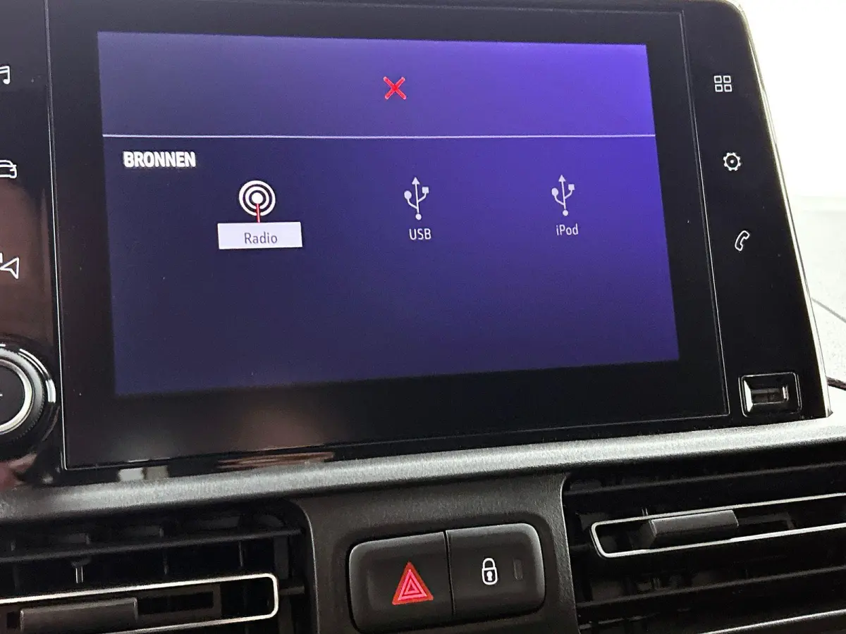 130pk L1 Automaat Apple Carplay Trekhaak Parkeersensoren Airco Cruise control 2-zits