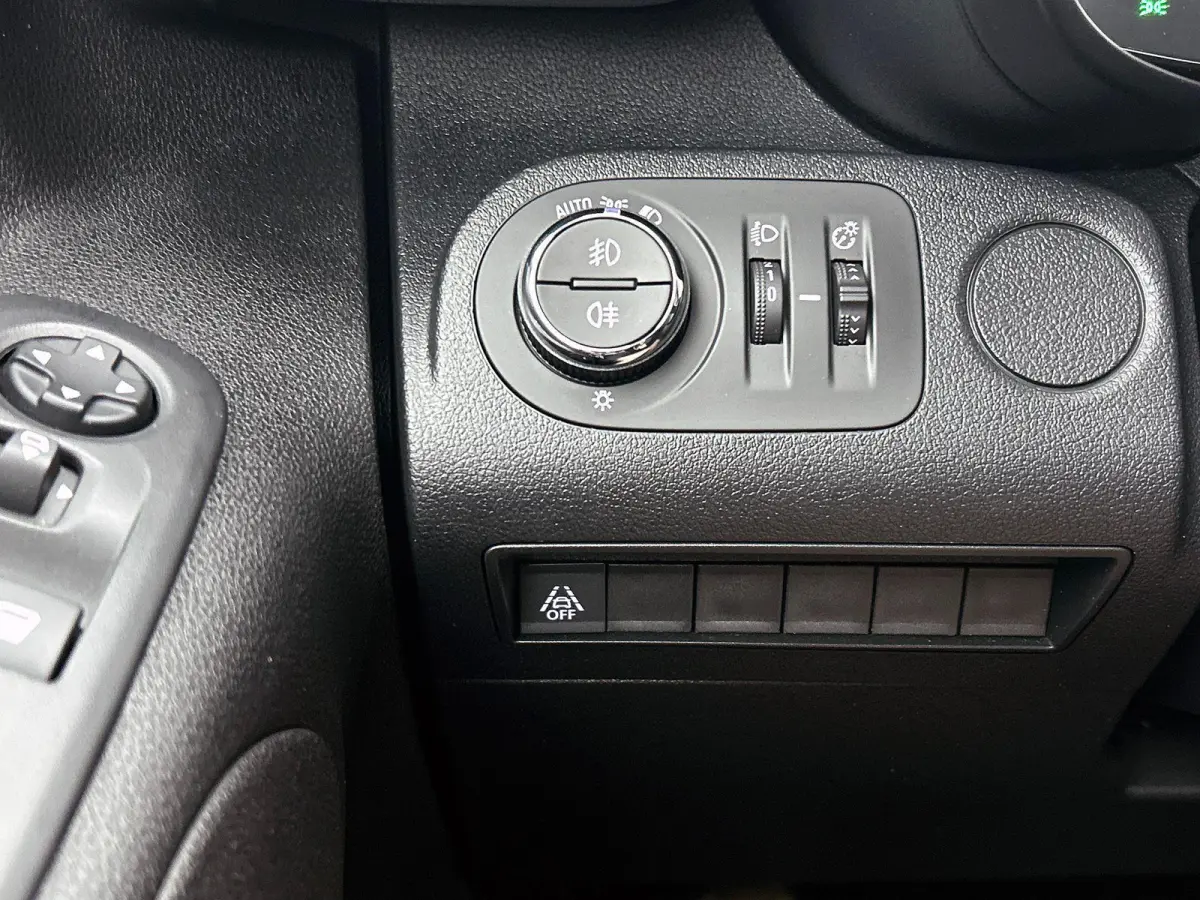 130pk L1 Automaat Apple Carplay Trekhaak Parkeersensoren Airco Cruise control 2-zits