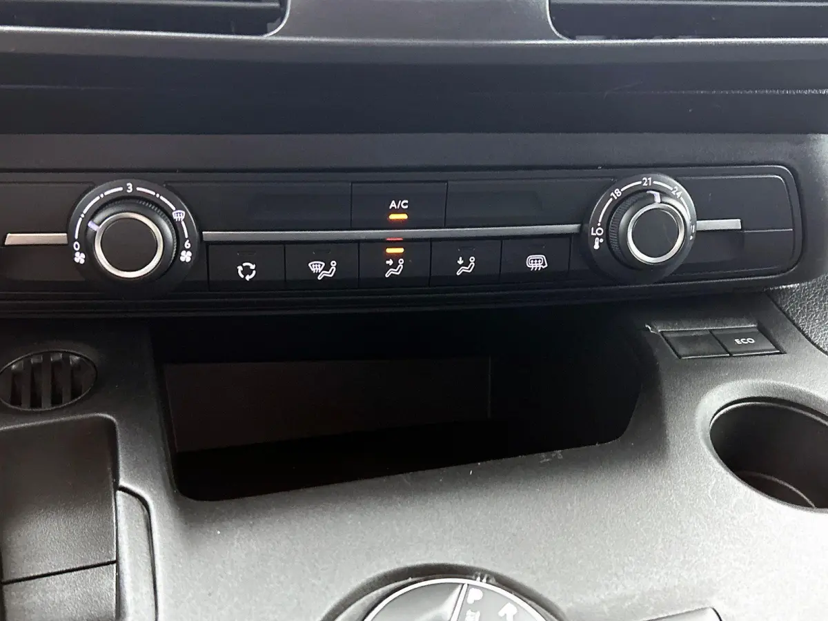 130pk L1 Automaat Apple Carplay Trekhaak Parkeersensoren Airco Cruise control 2-zits