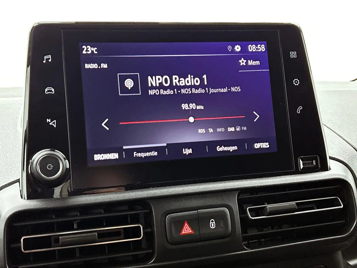 130pk L1 Automaat Apple Carplay Trekhaak Parkeersensoren Airco Cruise control 2-zits