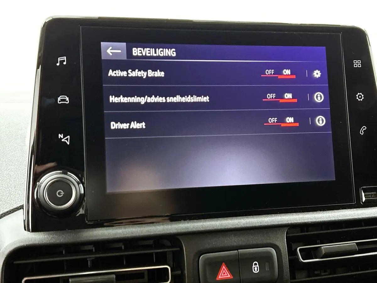 130pk L1 Automaat Apple Carplay Trekhaak Parkeersensoren Airco Cruise control 2-zits