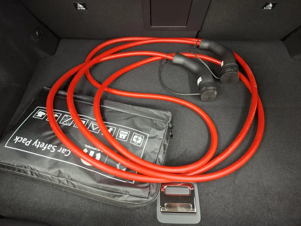 E-Tense Pallas Comfort Tech Pack 58.3 kWh 99% SOH | 8 Jaar Garantie | Elektrisch Verstelbare Bestuurderstoel | 19" Lichtmetalen Velgen | 360* Graden Camera | Parkeersensoren Voor en Achter |