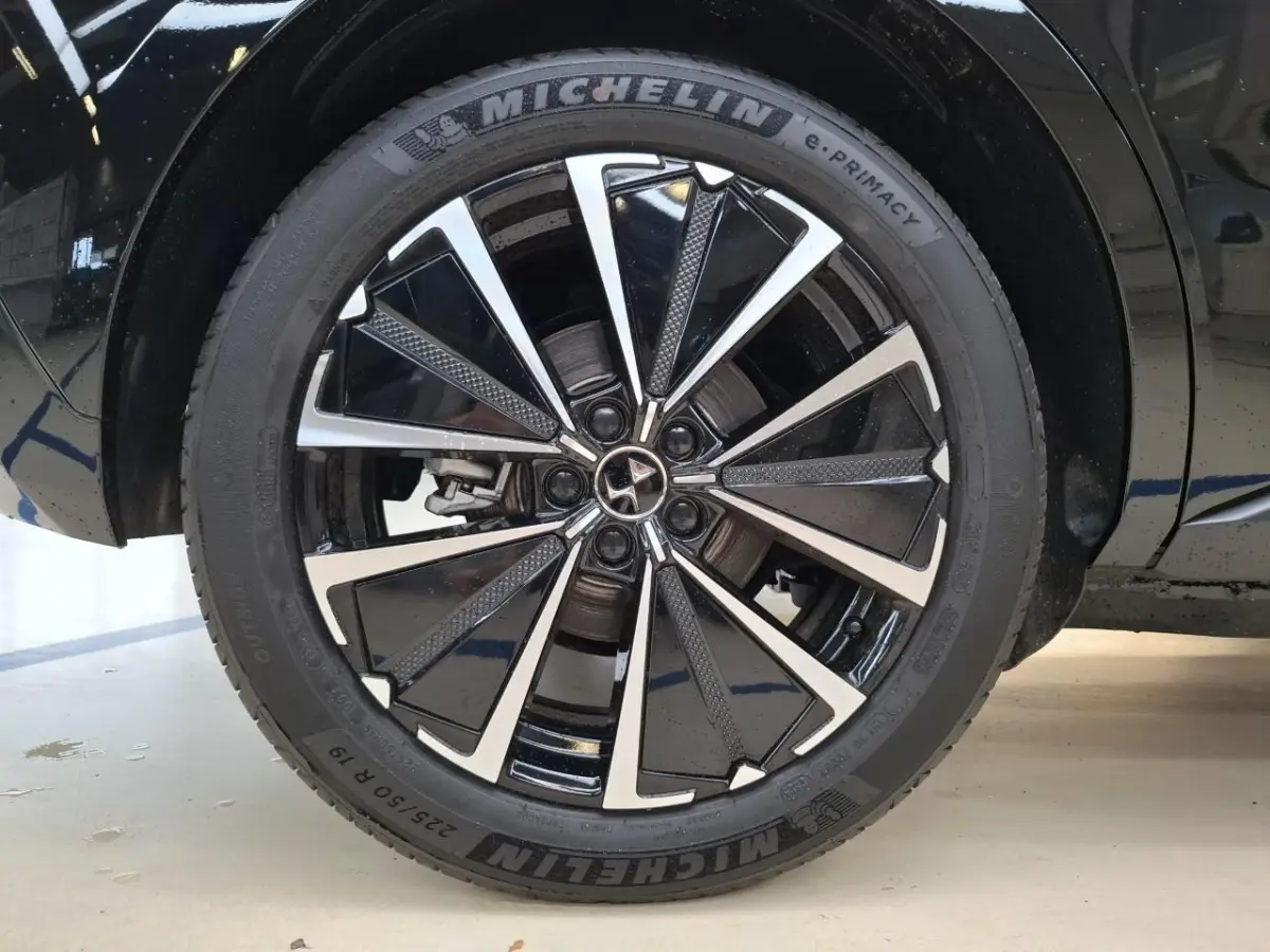 E-Tense Pallas Comfort Tech Pack 58.3 kWh 99% SOH | 8 Jaar Garantie | Elektrisch Verstelbare Bestuurderstoel | 19" Lichtmetalen Velgen | 360* Graden Camera | Parkeersensoren Voor en Achter |
