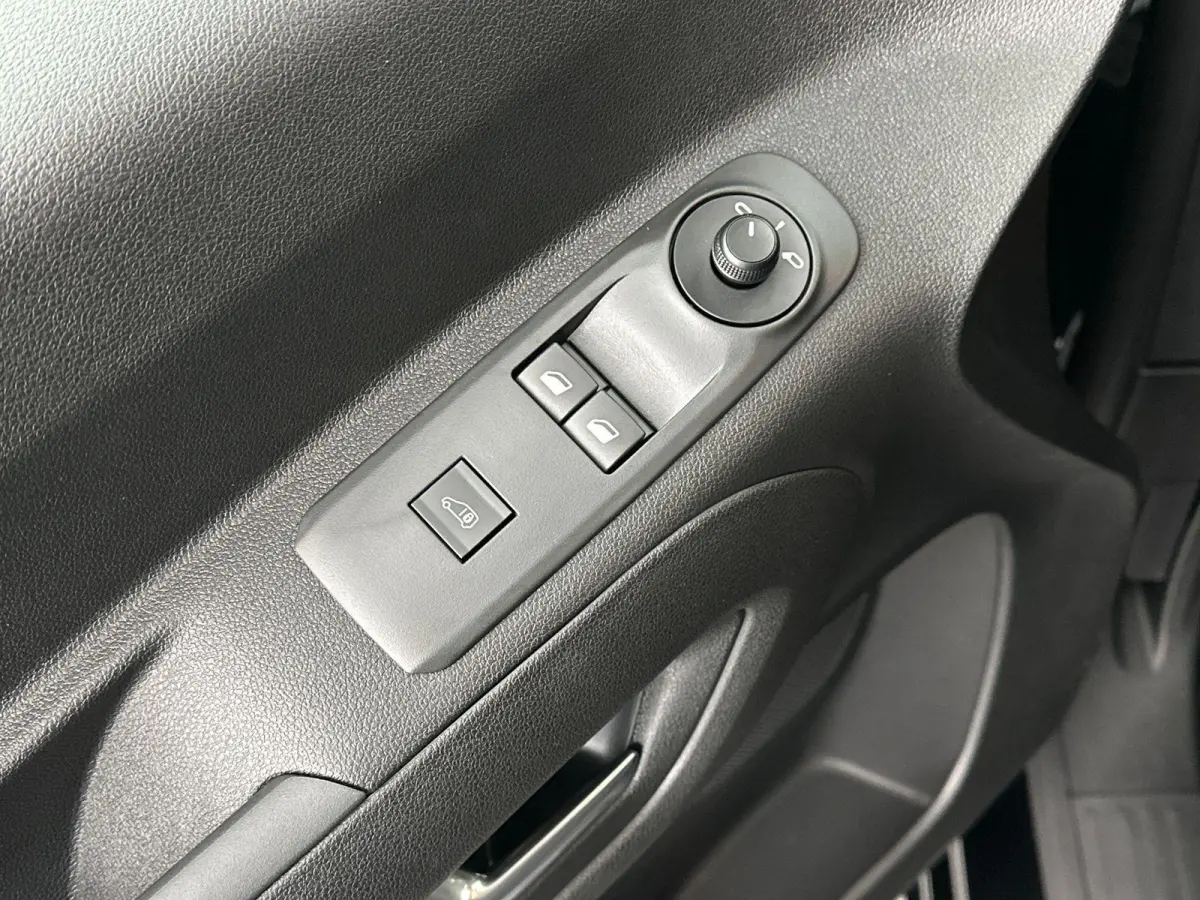 136 L1 50kWh | Camera | Cruise Control | Apple Carplay&Android Auto | Houten Laadvloer