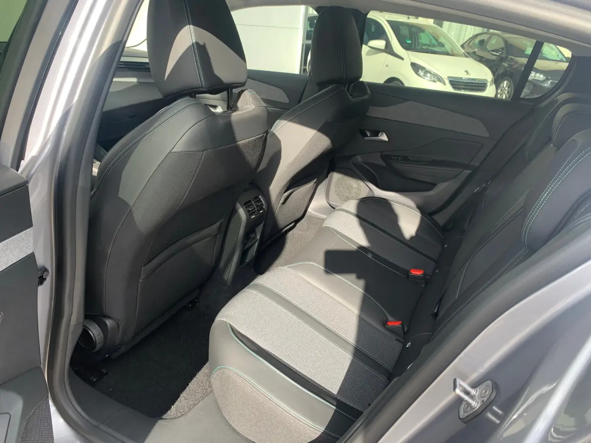 1.6 Plug-in Hybrid 180 Allure Avantage Airco | 360 Camera | Cruise Control Adaptief | 7,4kW Lader | Keyless | Navi | PDC V&A | Stoelverwarming |