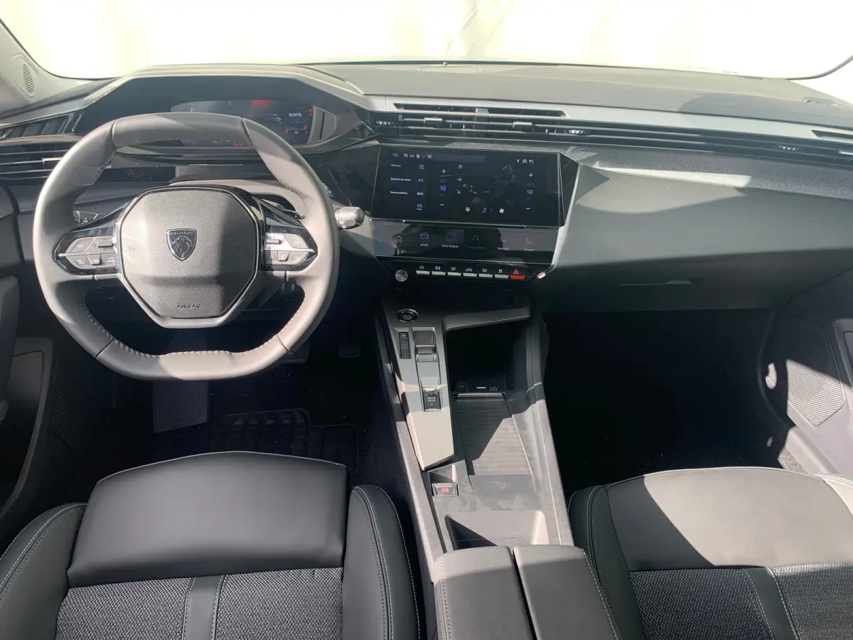 1.6 Plug-in Hybrid 180 Allure Avantage Airco | 360 Camera | Cruise Control Adaptief | 7,4kW Lader | Keyless | Navi | PDC V&A | Stoelverwarming |