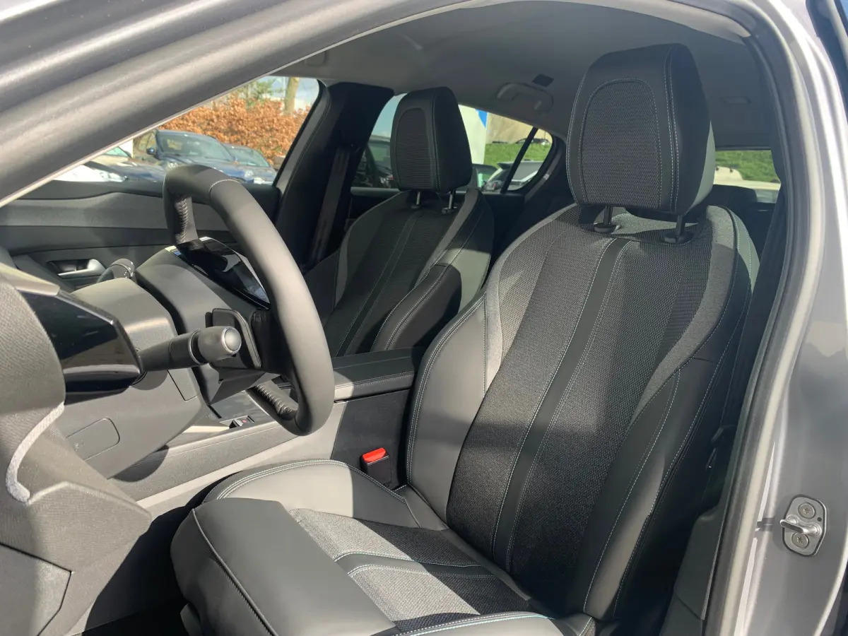 1.6 Plug-in Hybrid 180 Allure Avantage Airco | 360 Camera | Cruise Control Adaptief | 7,4kW Lader | Keyless | Navi | PDC V&A | Stoelverwarming |